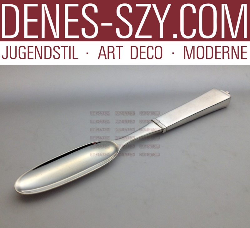 CUILLÈRE DE MOELLE, modèle: PYRAMIDE # 15, Conception: Harald Nielsen 1927, Exécution: Georg Jensen orfèvres, Copenhague 1920, marque trois tourelles, argent sterling