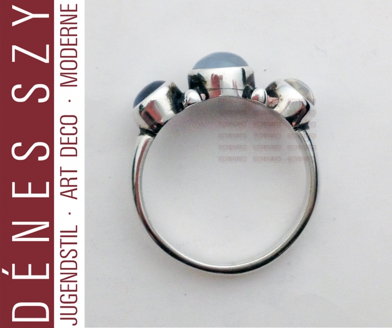 Bague en argent sterling avec trois pierres de lune numéro 3, Conception: Georg Jensen vers 1904-1915, Exécution: orfèvres Georg Jensen, Copenhague, argent sterling
