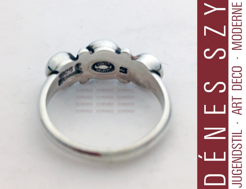 Bague en argent sterling avec trois pierres de lune numéro 3, Conception: Georg Jensen vers 1904-1915, Exécution: orfèvres Georg Jensen, Copenhague, argent sterling