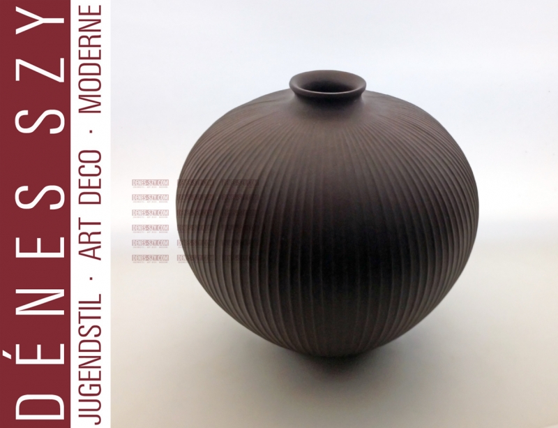 Spherical vase, basalt china, Design: Trude Petri 1937, Execution: State Porcelain Manufactory Berlin, KPM Berlin, Germany