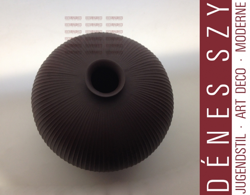 Spherical vase, basalt china, Design: Trude Petri 1937, Execution: State Porcelain Manufactory Berlin, KPM Berlin, Germany