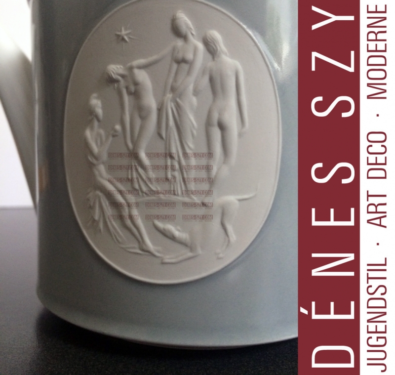 Théière avec médaillon en porcelaine bisque "Le jugement de Paris", Porcelaine, motif 'Arkadia' en gris, Design: Trude Petri et Siegmund Schütz 1938, Exécution: KPM Berlin