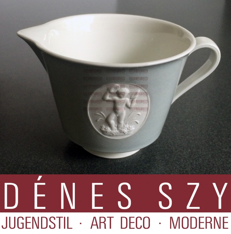 Pot à lait avec médaillon "Trauben tretender Putto", porcelaine, motif 'Arkadia' en gris, Design: Trude Petri et Siegmund Schütz 1938, Exécution: KPM Berlin, Allemagne