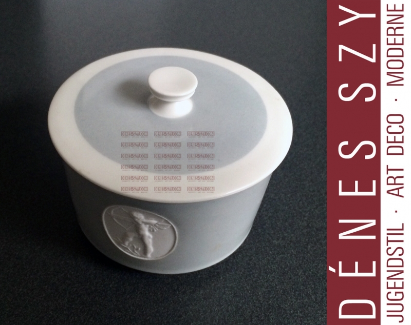 zuccheriera in porcellana di Berlino modello Arkadia versione grigia, motivo cupido con arco