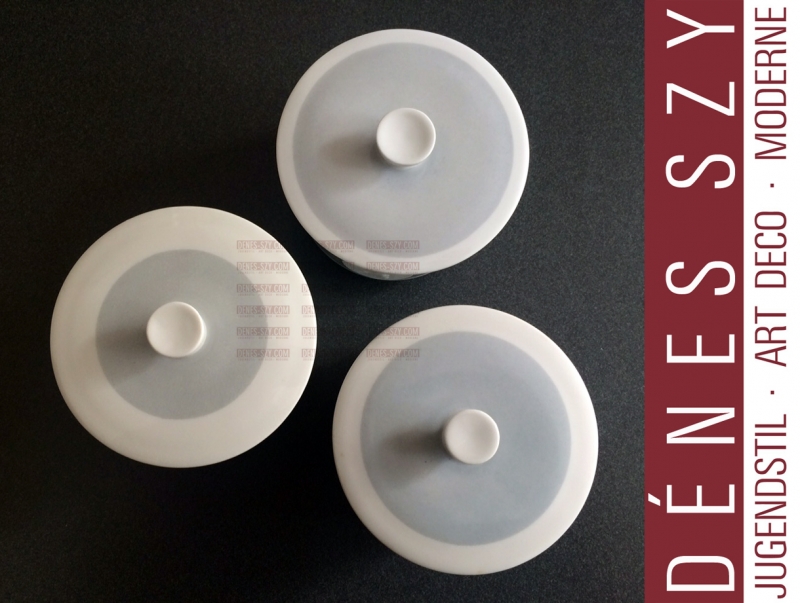 zuccheriera in porcellana di Berlino modello Arkadia versione grigia, motivo cupido con arco