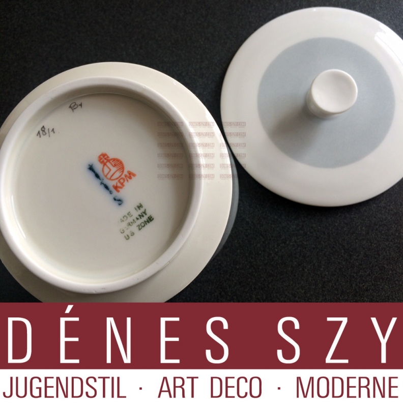 zuccheriera in porcellana di Berlino modello Arkadia versione grigia, motivo cupido con arco