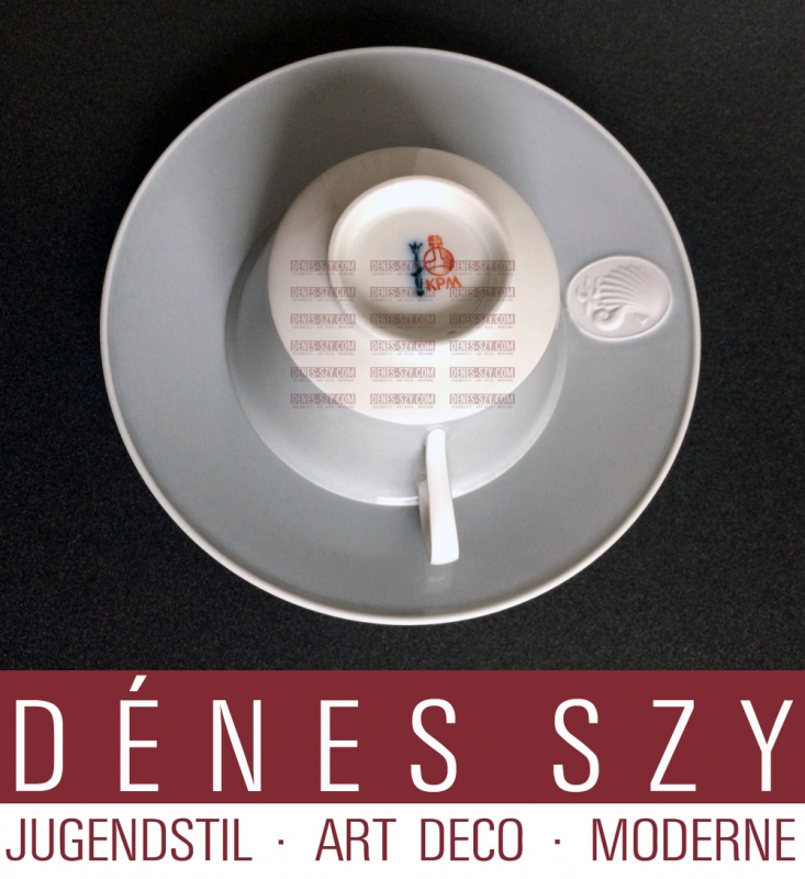 Tasse à thé avec médaillon en porcelaine bisque, sur soucoupe, motif 'Arkadia' en gris, Design: Trude Petri et Siegmund Schütz 1938, Exécution: KPM Berlin, Allemagne