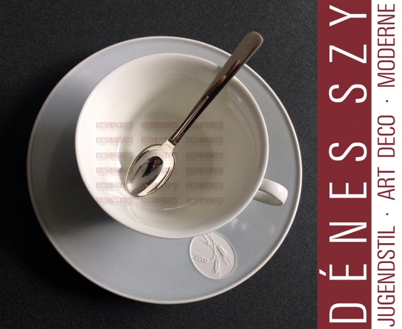 Tasse à thé avec médaillon en porcelaine bisque, sur soucoupe, motif 'Arkadia' en gris, Design: Trude Petri et Siegmund Schütz 1938, Exécution: KPM Berlin, Allemagne