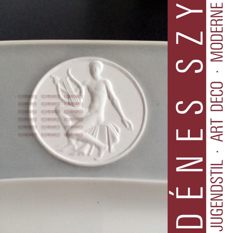 Grande assiette ovale avec médaillon en porcelaine bisque "APOLLO", Service en porcelaine Arkadia en gris, Design: Trude Petri et Siegmund Schütz 1938, Exécution: KPM Berlin, Allemagne