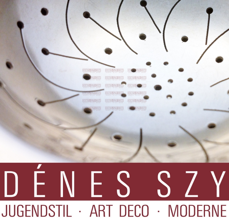 Passoire à thé avec soucoupe, Conception: Svend Weihrauch environ 1936/37, Exécution: orfèvres Frantz Hingelberg, Aarhus 1937/39, Danemark, argent sterling et ébène