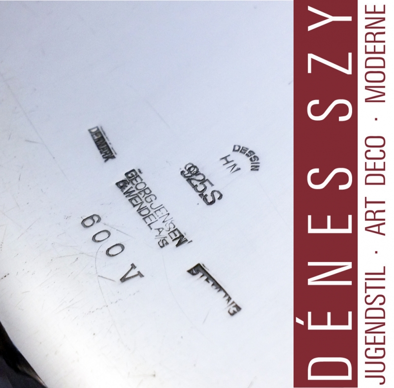 Grand plateau de service ovale en verre # 600 V, Motif: PYRAMIDE, Art déco danois en argent, fait main, Design: Harald Nielsen vers 1930/32, Exécution: orfèvres Georg Jensen, Copenhague 1945-1952, argent sterling