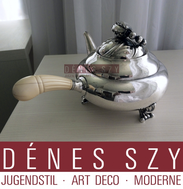 Grande théière, Motif Magnolia # 84, Conception: Georg Jensen 1905, Exécution: les orfèvres Georg Jensen, Copenhague environ 1950, Danemark, argent sterling