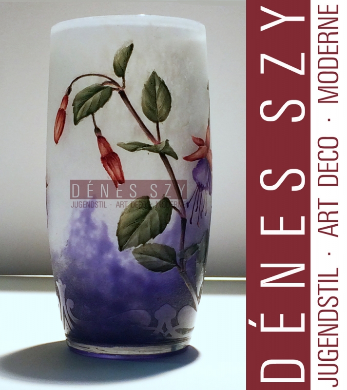 Vase en forme de coupe à décor fuchsia, Exécution: Daum, Nancy France vers 1905, Verre cameo avec peinture émail, signé en bas: Daum Nancy avec croix de Lorraine