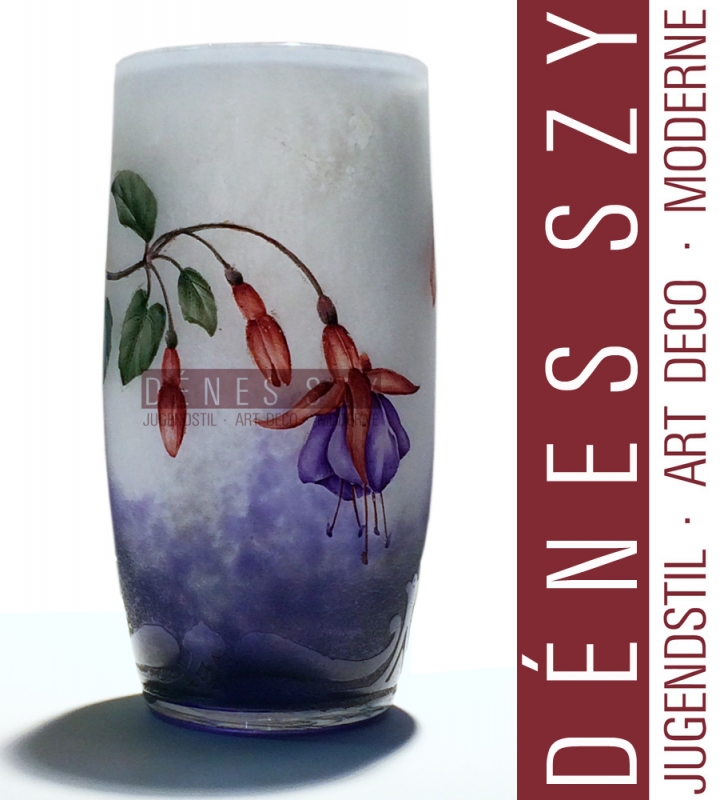 Vase en forme de coupe à décor fuchsia, Exécution: Daum, Nancy France vers 1905, Verre cameo avec peinture émail, signé en bas: Daum Nancy avec croix de Lorraine