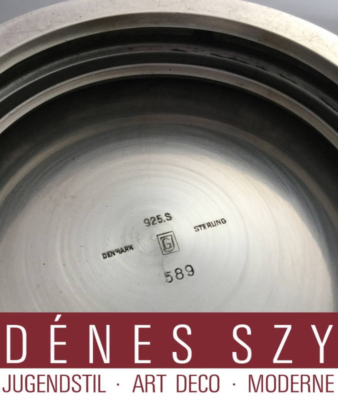 grand vase # 589, Pyramide à motif, Conception: Haral Nielsen vers 1930, Exécution: Georg Jensen, argent sterling, Copenhague 1933-44 Danemark, ARGENT STERLING