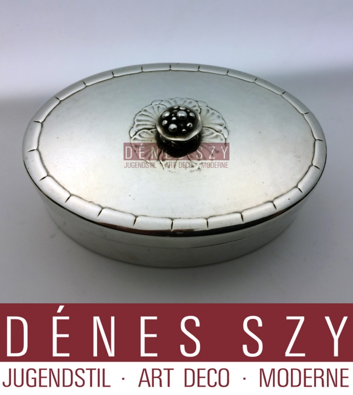 Boite à bijoux Art Nouveau Georg Jensen # 79 AD, conçu vers 1915, Georg Jensen Silversmith Copenhagen 1933-44, Danemark Argent sterling, miroir intérieur et doublure en soie