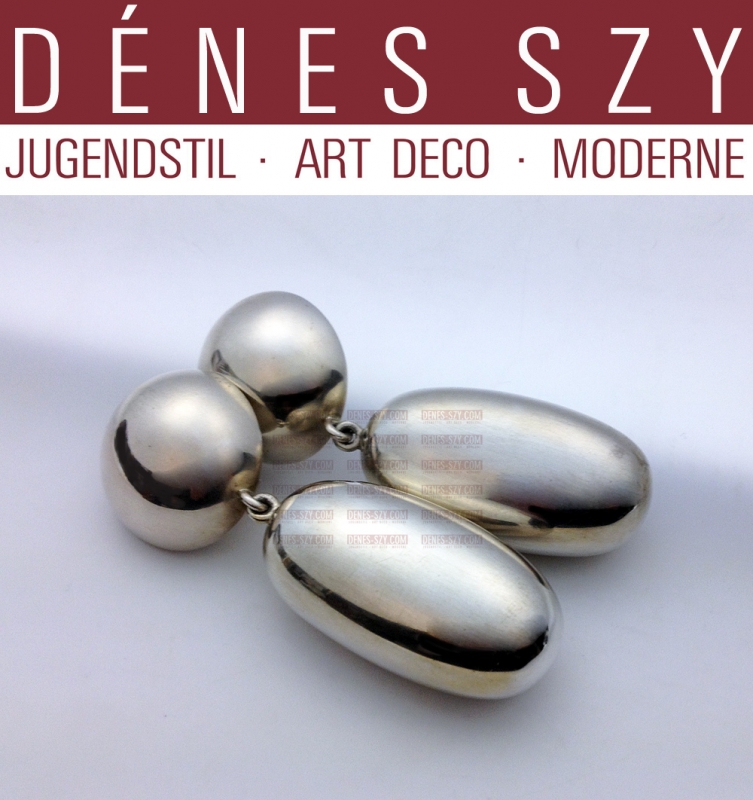 PAIRE DE CLIPS D'OREILLES # 483. Bijoux design danois, fait main, Exécution: les orfèvres Georg Jensen, Copenhague 20e siècle. Argent sterling, argent, SOLV