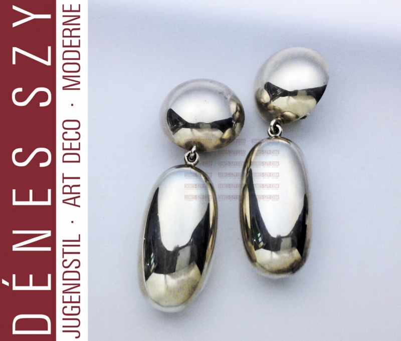 PAIRE DE CLIPS D'OREILLES # 483. Bijoux design danois, fait main, Exécution: les orfèvres Georg Jensen, Copenhague 20e siècle. Argent sterling, argent, SOLV