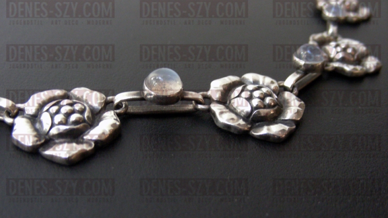 Collier avec pierres de lune numéro 5, Conception: Georg Jensen vers 1910, Exécution: Georg Jensen orfèvres, Copenhague Danemark 1915-1927, 830 argent