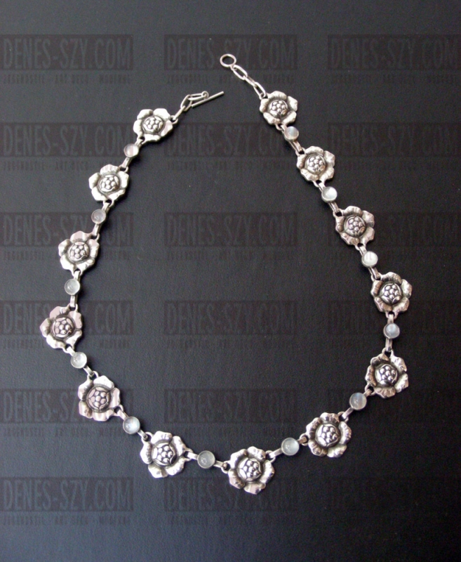 Collier avec pierres de lune numéro 5, Conception: Georg Jensen vers 1910, Exécution: Georg Jensen orfèvres, Copenhague Danemark 1915-1927, 830 argent