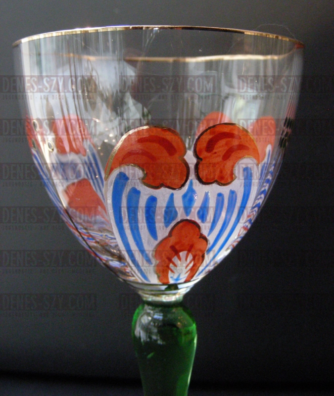 Verre à vin Art Nouveau à décor floral avec de la peinture émaillée transparente et de la peinture dorée, la tige est vert foncé, Conception et réalisation: Theresienthaler Kristallglasfabrik vers 1903