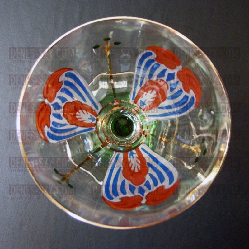 Verre à vin Art Nouveau à décor floral avec de la peinture émaillée transparente et de la peinture dorée, la tige est vert foncé, Conception et réalisation: Theresienthaler Kristallglasfabrik vers 1903