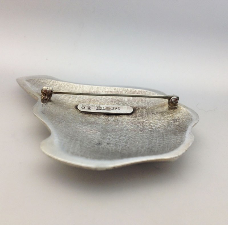 spilla moderna d'argento 395, Design di Ole Kortzau, fabbricazione di Georg Jensen