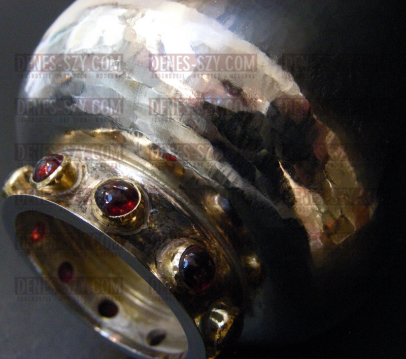 Coppa in argento con gemme rosse e indoratura dentro