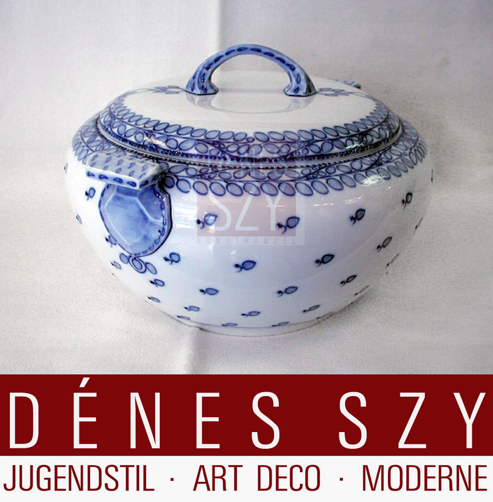 Terrina tonda con coperchio o zuppiera in porcellana di Meissen epoca liberty, modell pannocchia blu, Design di Richard Riemerschmid 1903