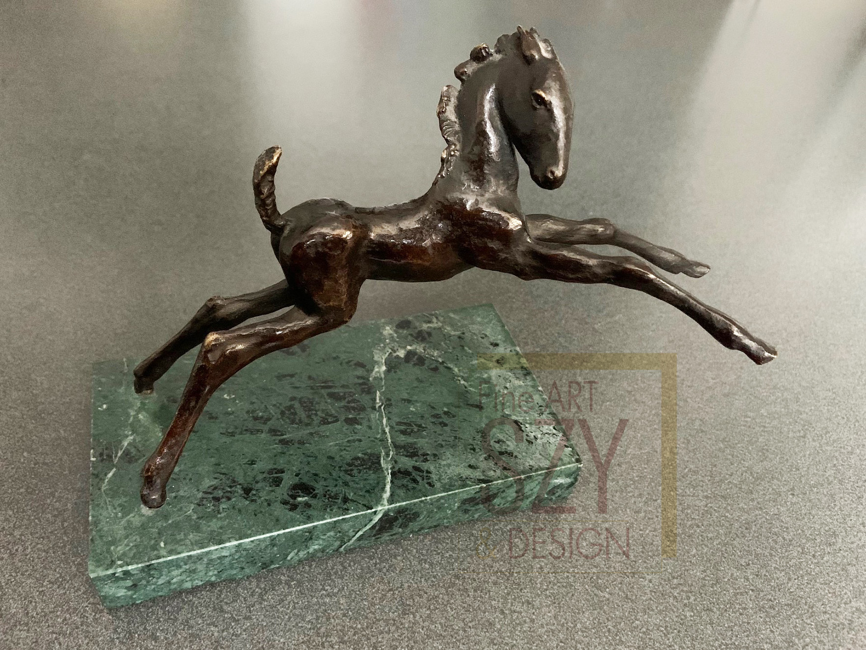 Tierfigur Art Deco, Bronzefigur Fohlen, Übermütiges Fohlen auf den Hinterbeinen springend, monogrammiert RS für Renée Sintenis, Berlin 1925.