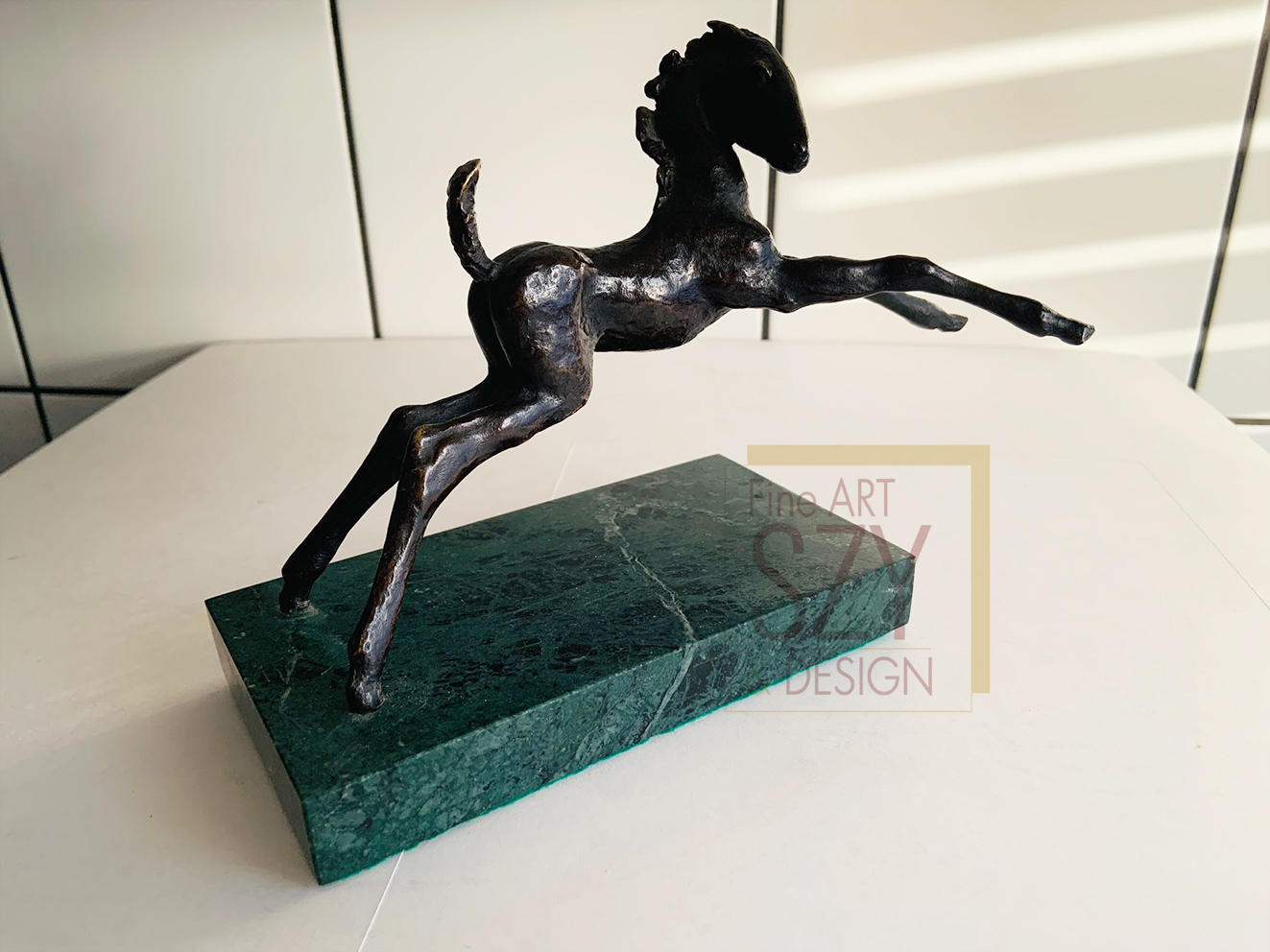Tierfigur Art Deco, Bronzefigur Fohlen, Übermütiges Fohlen auf den Hinterbeinen springend, monogrammiert RS für Renée Sintenis, Berlin 1925.