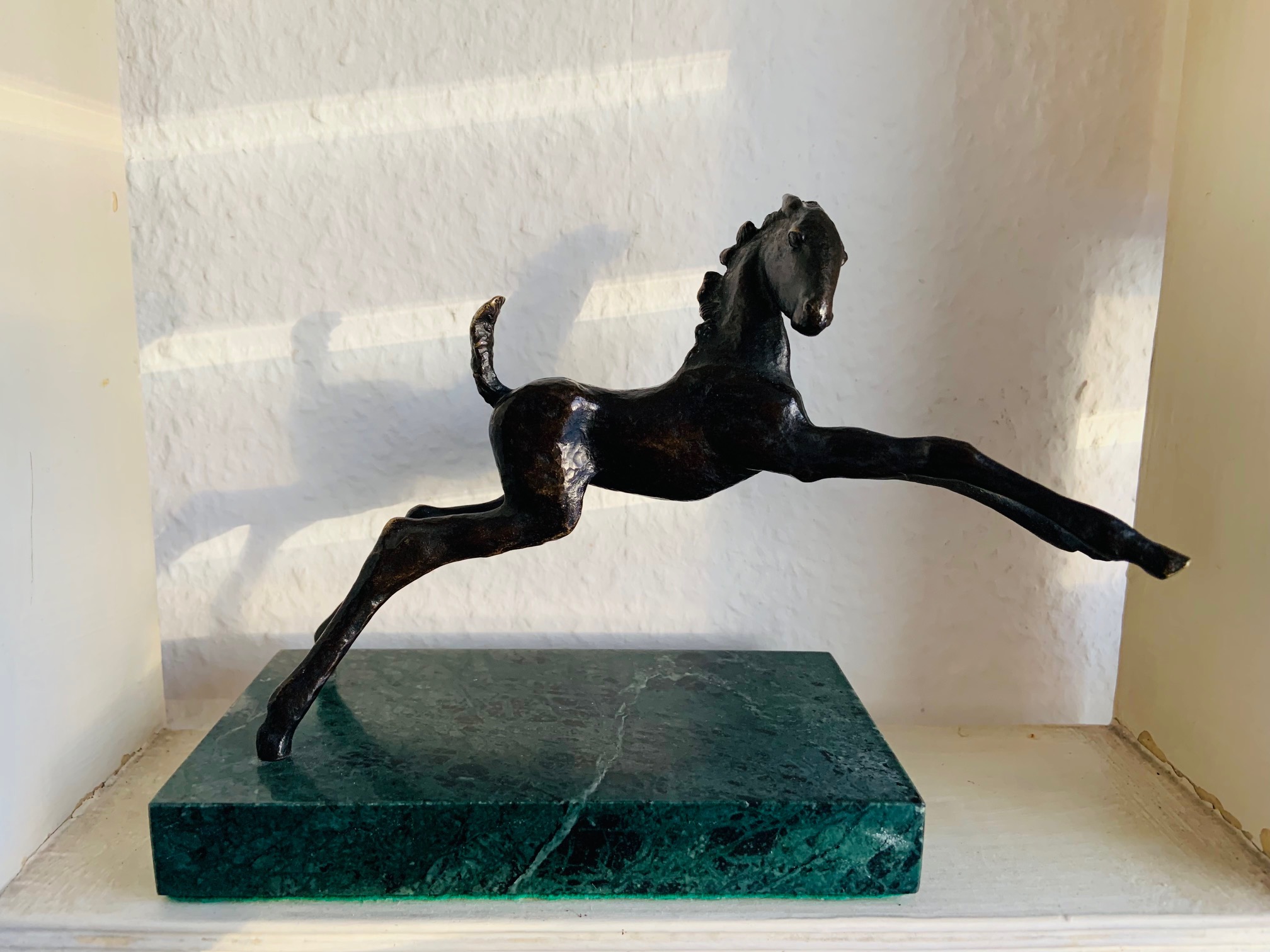 Tierfigur Art Deco, Bronzefigur Fohlen, Übermütiges Fohlen auf den Hinterbeinen springend, monogrammiert RS für Renée Sintenis, Berlin 1925.