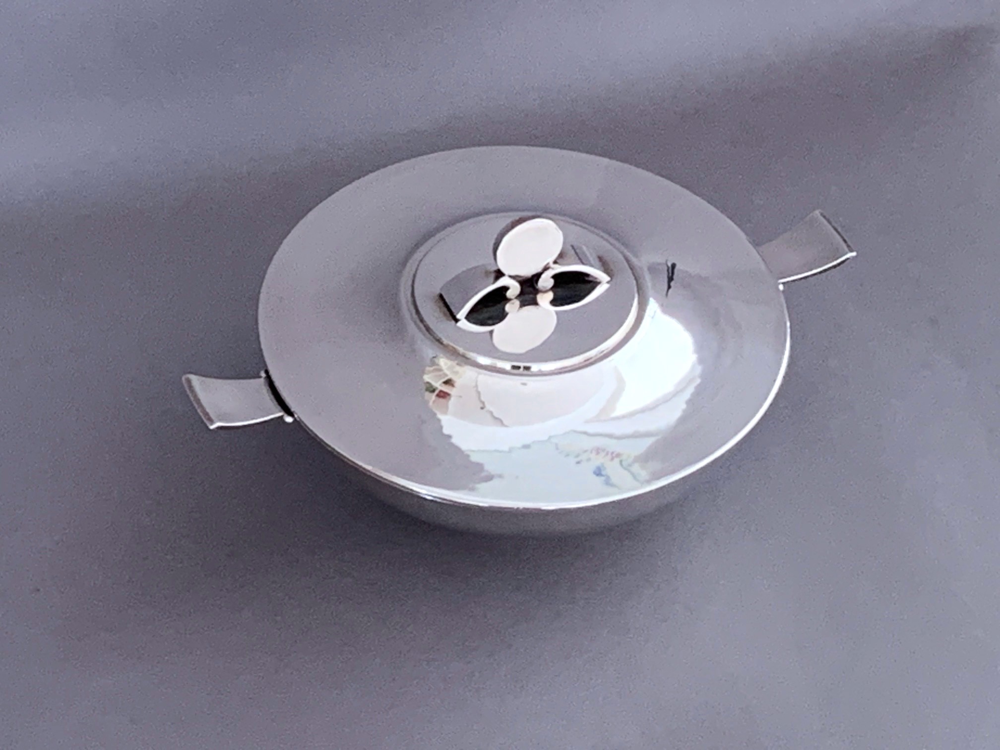 HARALD NIELSEN. Art Deco Deckelschale aus Sterlingsilber. Georg Jensen Silberschmiede dessin 689, Dänemark 1933-44.