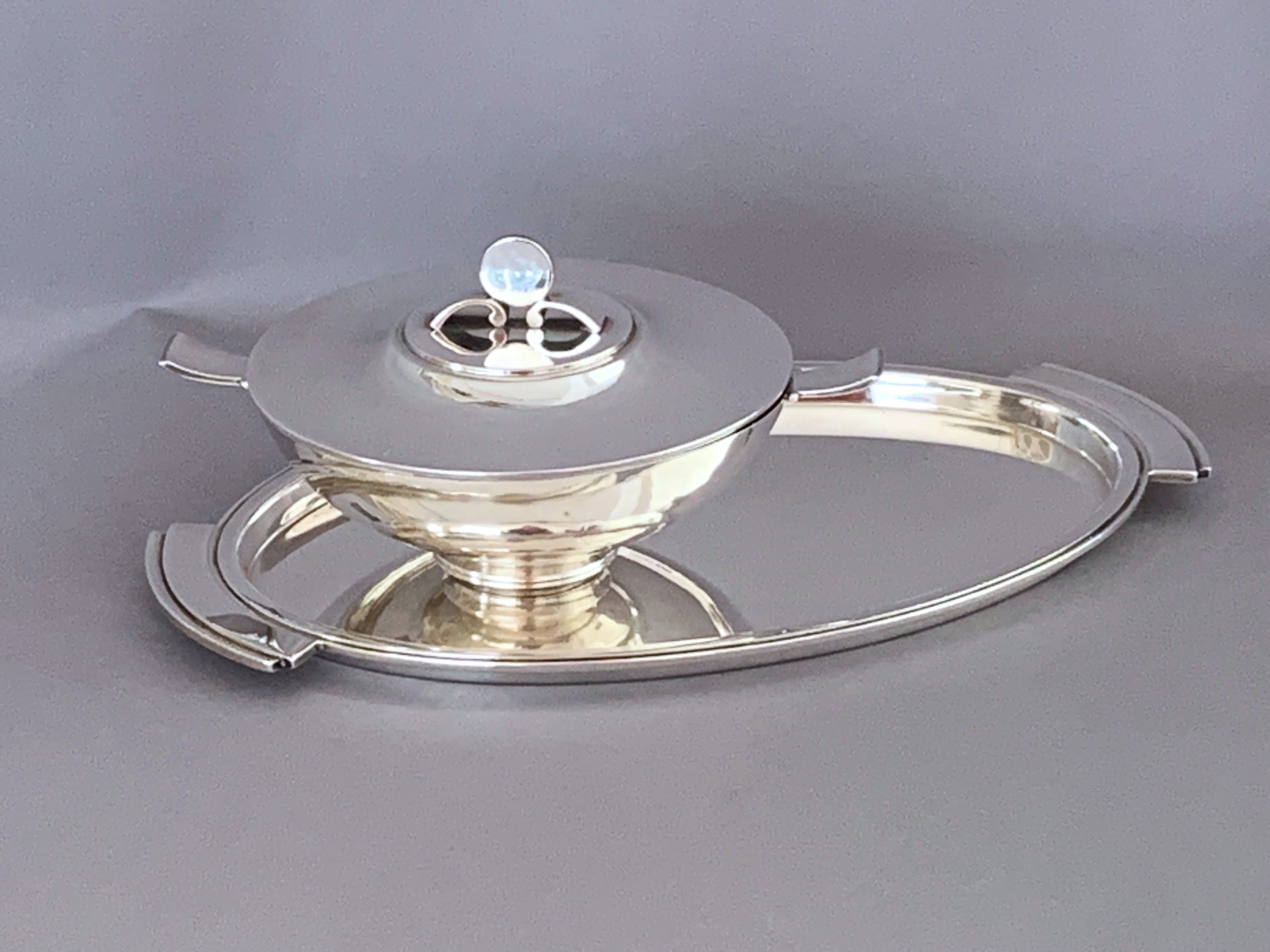 HARALD NIELSEN. Art Deco Deckelschale aus Sterlingsilber. Georg Jensen Silberschmiede dessin 689, Dänemark 1933-44.