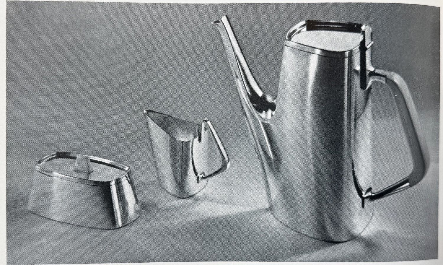 Dänische Designer-Teekanne aus Sterling Silber von Hans Bunde für Cohr, ausgestellt auf der XI. Triennale di Milano 1957 und heute durch vergleichbare Beispiele in bedeutenden Museumssammlungen vertreten.