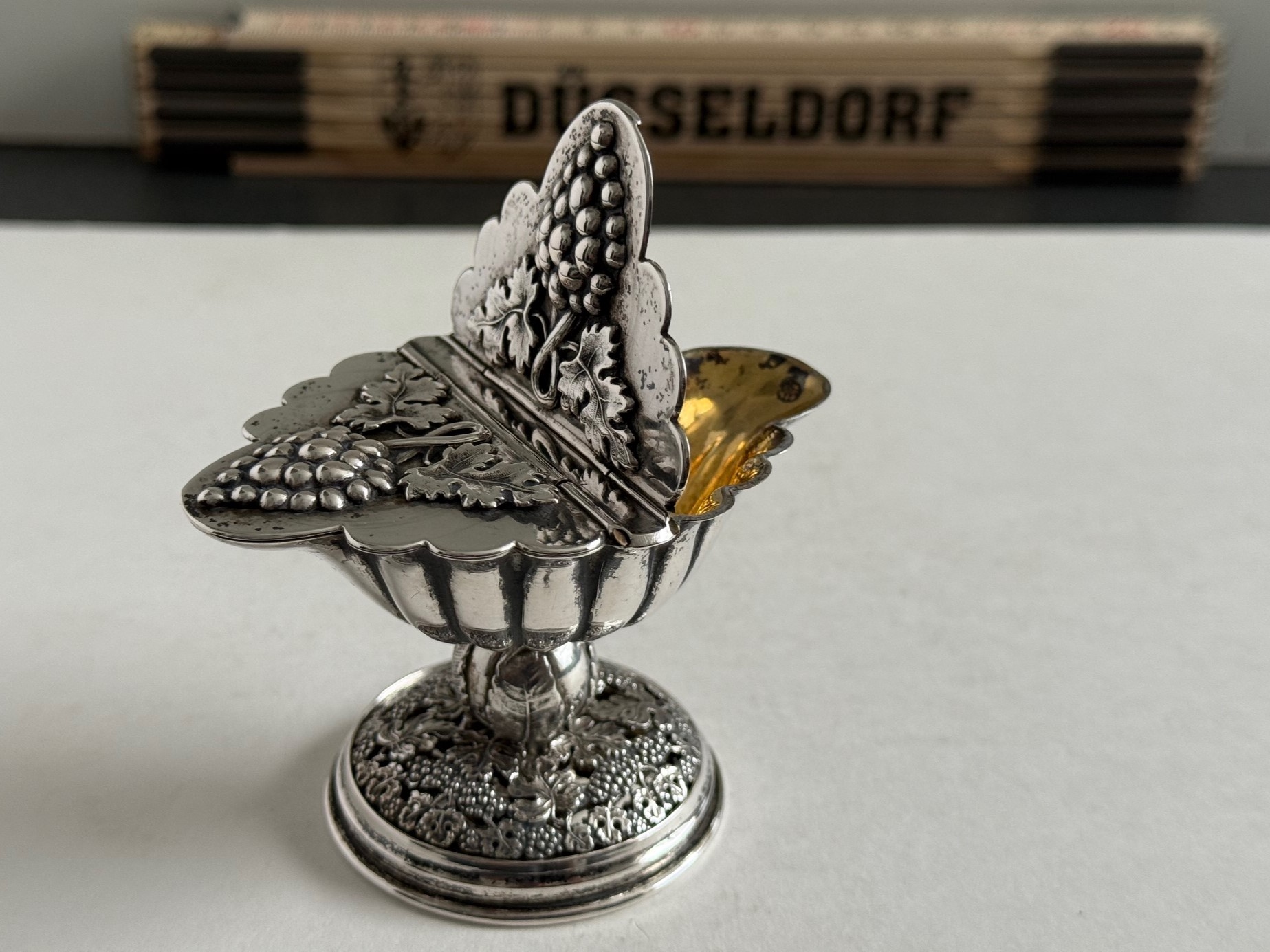 Doppel-Salzgefäß in Schiffchenform, (Weihrauchschiffchen) Silber 13 Lot, Wien ca.1840