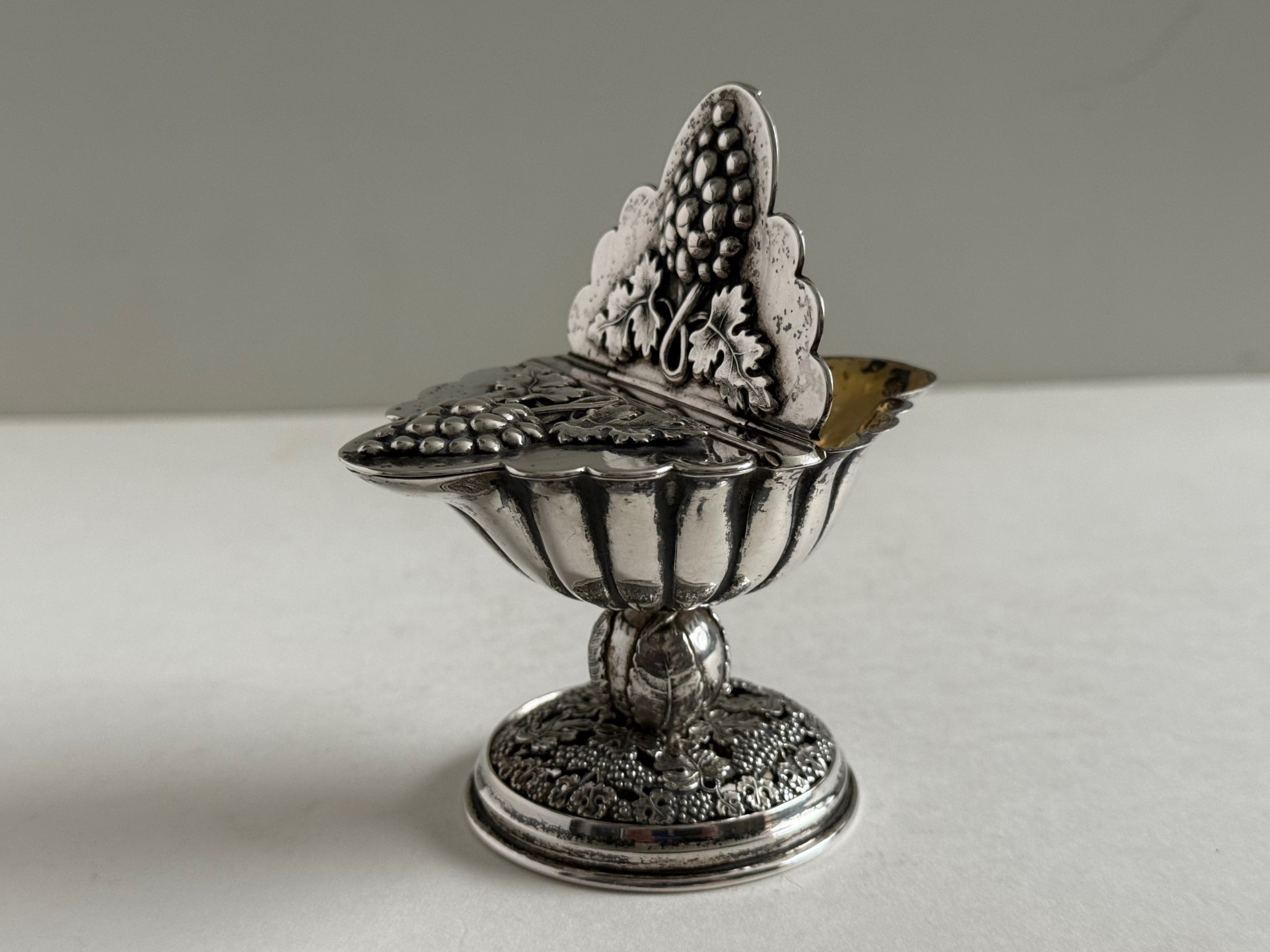 Doppel-Salzgefäß in Schiffchenform, (Weihrauchschiffchen) Silber 13 Lot, Wien ca.1840