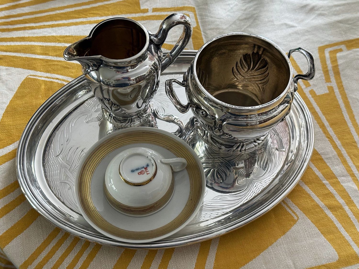 Jugendstil Silber-Service Entwurf Heinrich Vogeler Tablett, Milch-, Rahmkanne, Zuckerschale mit floralem Dekor Muster Herbstzeitlose Silber 800