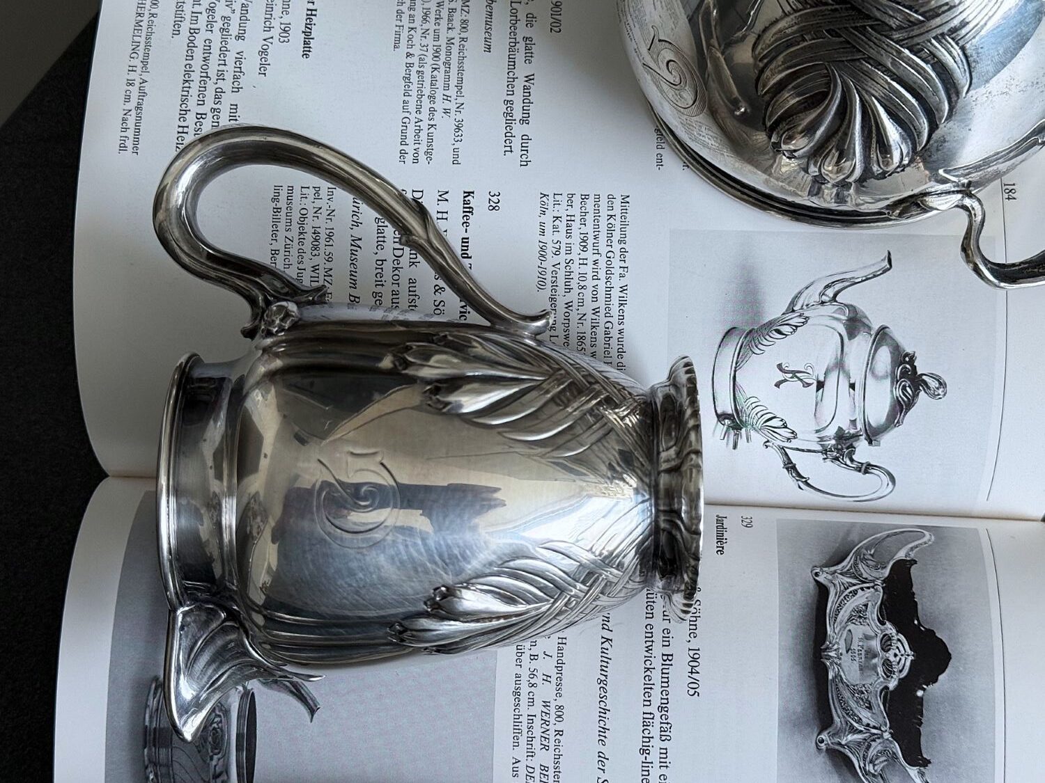 Jugendstil Silber-Service Entwurf Heinrich Vogeler Tablett, Milch-, Rahmkanne, Zuckerschale mit floralem Dekor Muster Herbstzeitlose Silber 800