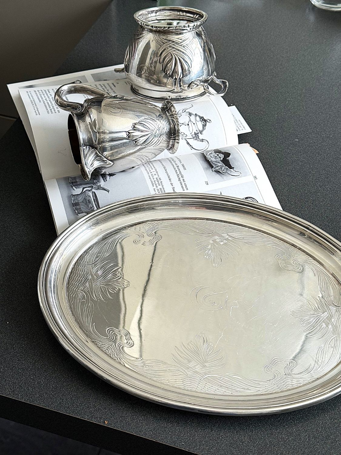 Jugendstil Silber-Service Entwurf Heinrich Vogeler Tablett, Milch-, Rahmkanne, Zuckerschale mit floralem Dekor Muster Herbstzeitlose Silber 800