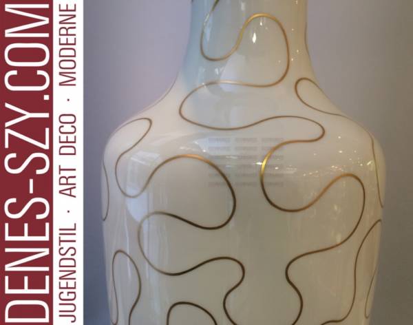Grand vase en porcelaine à décor or en forme de lignes organiques, décor amibe, Conception: Johannes Henke 1975 (forme), Exécution: KPM Berlin, Allemagne