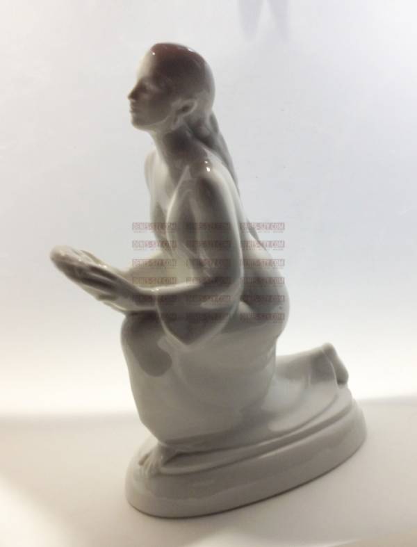 Porcelain figure kneeling Caucasian woman with a wreath from the 'wedding trail', Design: Adolf Amberg, October 1908 - 1910, Execution: KPM Berlin, 1910